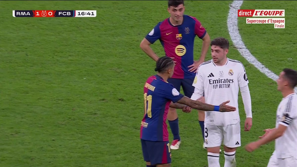 Quand Raphinha sort la malette de soins censée soigner Kylian Mbappé. 😭😭😭 🎥 la chaine L'Équipe