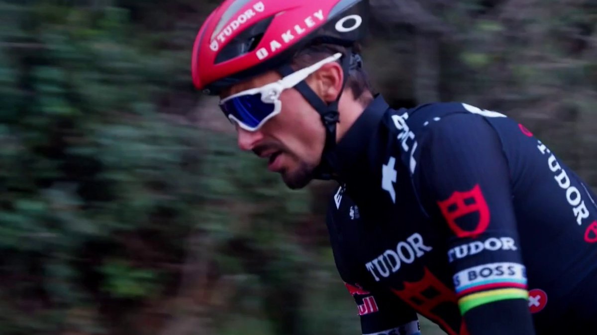 🚴‍♂️ #Stade2 | Julian Alaphilippe, nouveau cycle 💥 Le cycliste Julian Alaphilippe a effectué ses premiers tours de roue avec le maillot de Tudor, son équipe depuis le début de l’année : nous avons suivi le double champion du monde en stage en Espagne !