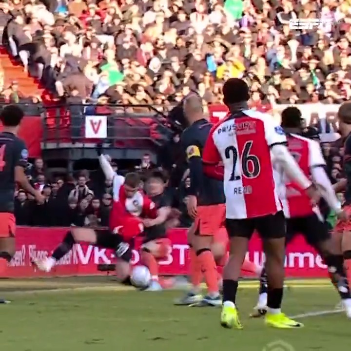 🗣️ "Echt onbegrijpelijk dat de scheids hier niet geroepen wordt." 🤔 #FEYUTR