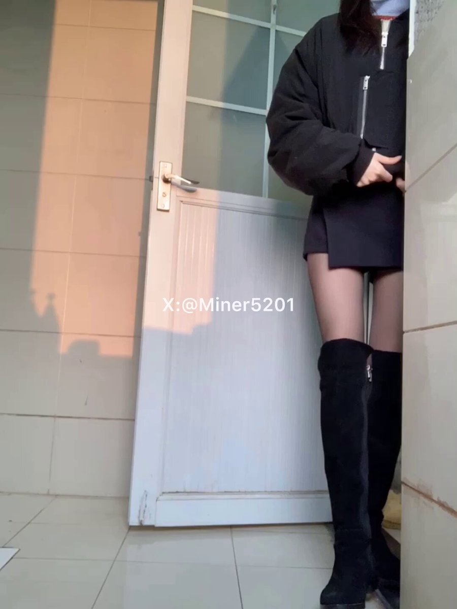 闵儿 推荐大家一个看片App ⏩ 闵儿的骚穴变漂亮没有，哥哥们！ 闵儿 闵儿 喜欢的哥哥请关注转推啦！ #丝袜 #美腿 #高跟 #写真 #外漏 #3P #足交 #美足 #闵儿 推荐大家一个看片App ⏩