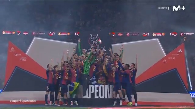 🏆 Ter Stegen levanta la #superSupercopa para el Barça. #LaCasaDelFútbol