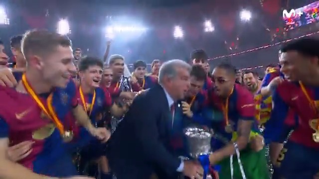 También levanta la #superSupercopa... ¡¡¡Joan Laporta!!! #LaCasaDelFútbol