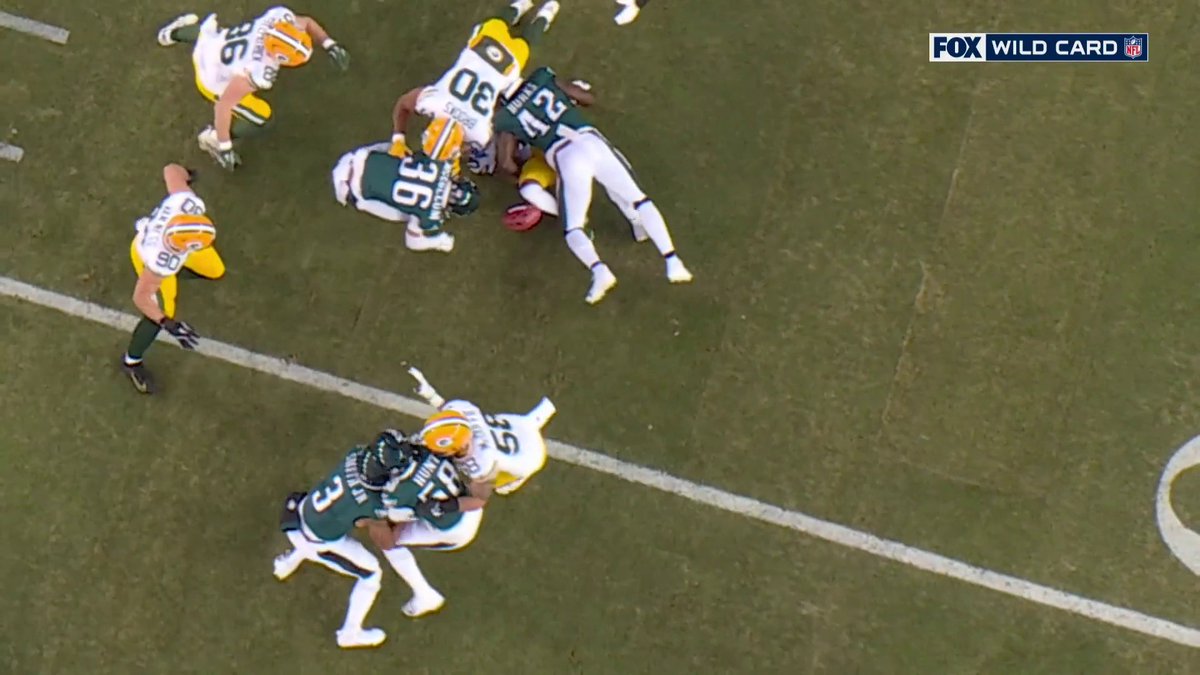 #PACKERS NIXON LITERALLY HAD FULL POSSESSION OF THE BALL HERE AND THE REFS STILL GAVE THE BALL TO THE #EAGLES. Philly now scores a touchdown. And Green Bay may never recover from this. AWFUL REFEREEING.