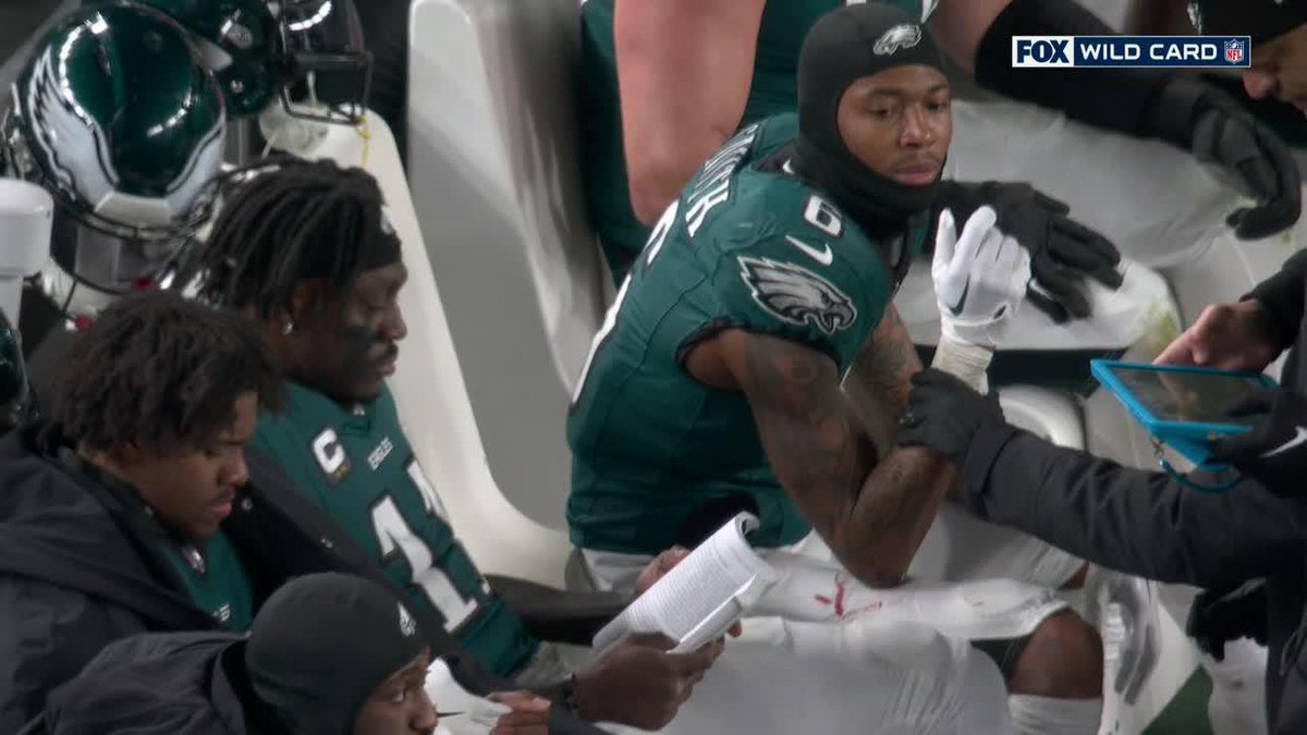 A.J. Brown was reading a book on the bench ๐
(๐บ FOX)
