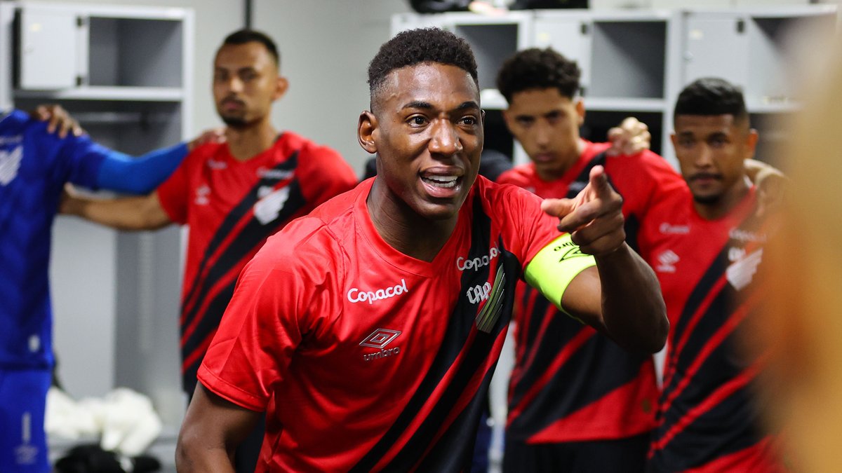 Léo 'Pelé' Pinheiro. Tem que ter peito pra assumir braçadeira na estreia. Não significa que vai dar certo, mas que é legal, é.