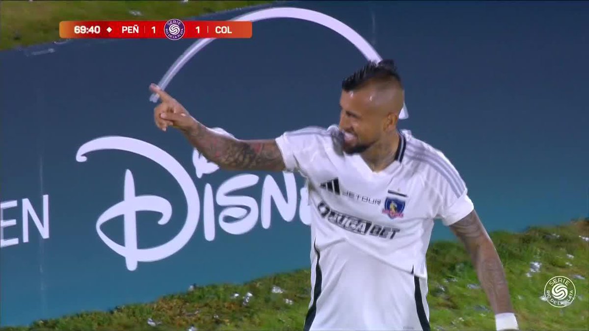 ⚽ ¡GOLAZO DE VIDAL PARA EL EMPATE DE #COLOCOLO! 🔥 El Rey Arturo recibió un pivoteo de Mauricio Isla y la agarró de volea para vencer al arquero de Peñarol y decretar el 1-1 parcial en la Serie Río de la Plata que disfrutas en vivo por #DisneyPlus.
