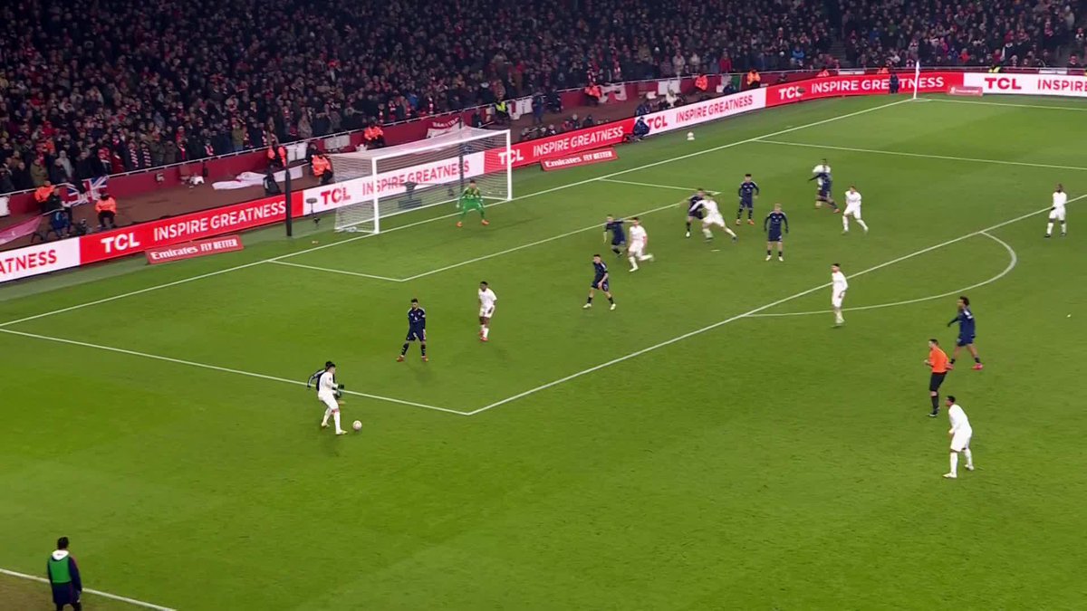 Joshua Zirkzee had the Arsenal defenders in a spin 😮‍💨