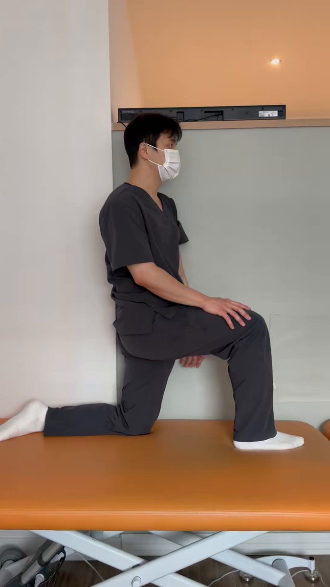 평소 목과 어깨, 등 쪽에 뻣뻣한 증상을 느끼신다면, 아래영상처럼 스트레칭을 따라 해주세요. 오랜 시간 같은 자세를 유지한다면, 목과 등 주변의 근육이 뻣뻣해져 경추와 흉추의 움직임이 줄어들고 두통과 어깨 및 날개뼈 주변에 불편함 및 통증이 발생할 수 있습니다. 또한, 경추와 흉추의 유연성이 부족하면 상체 움직임의 협응력이 떨어져 팔을 들어 올리거나 물건을 들고 움직이는 등의 일상적인 동작이 어려워질 수 있습니다. 무릎을 구부린 자세에서 한쪽 다리를 앞으로 내밀어 구부리고 팔과 손가락을 다 뻗고 크게 원을 그려주세요. (팔과 손가락을 다 뻗는 이유는 전거근과 회전근개를 활성화시켜 어깨뼈의 안정성을 유지하기 위해서입니다.) ❌주의사항❌ 어깨 통증 및 저림 증상이 있다면, 즉시 멈춰주시고 할 수 있는 범위까지만 따라해주세요.