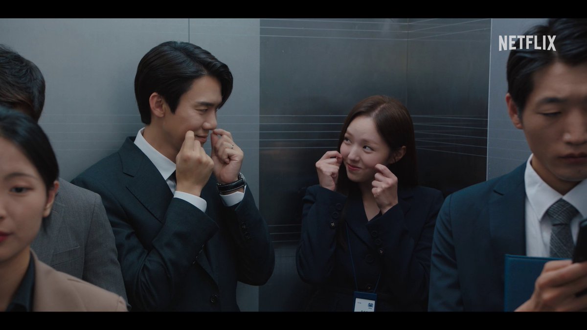 エレベーターで乗り合わせた妻のヒジュ(#チェ・スビン)に、手話で話しかけるサオン(#ユ・ヨンソク)。彼女に上達した手話を褒められこの表情😊 少し気まずいエレベーターの隅で、こそっりイチャつく2人が微笑ましいひと幕。 #その電話が鳴るとき #WhenthePhoneRings