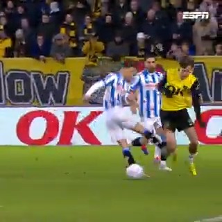 Oliver Braude doet een gooi naar de snelste gele kaart van dit seizoen 😳🟨