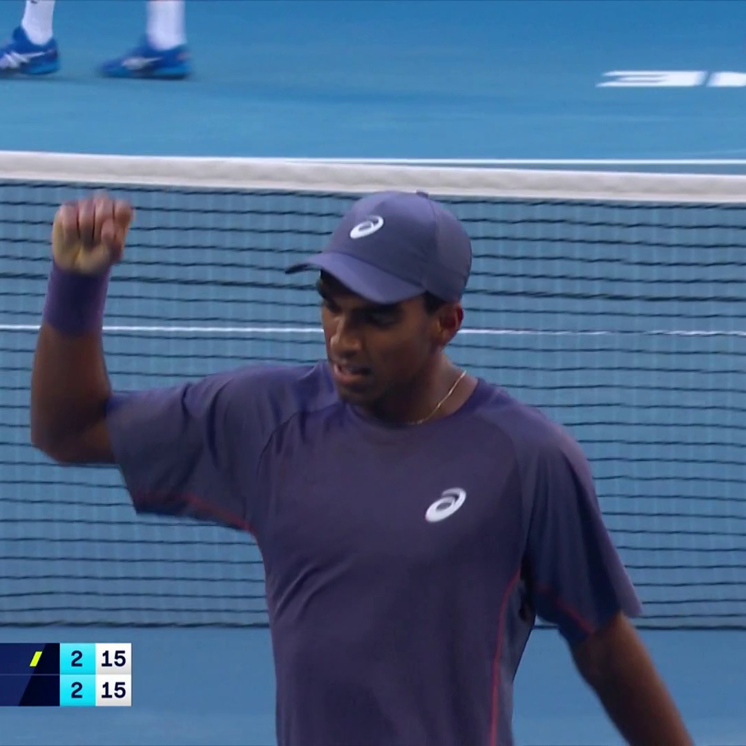 Nishesh Basavareddy ci dimostra praticamente perché il suo idolo è Novak Djokovic. Grazie anche a punti come questo il 19enne statunitense conquista il primo set contro il serbo con lo score di 6-4!