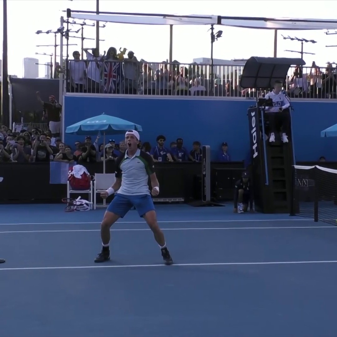 Très content pour Arthur Cazaux 🇫🇷 clairement soulagé après sa victoire. L'ambiance à Melbourne des français 🇫🇷 encore mamama, quel bonheur.