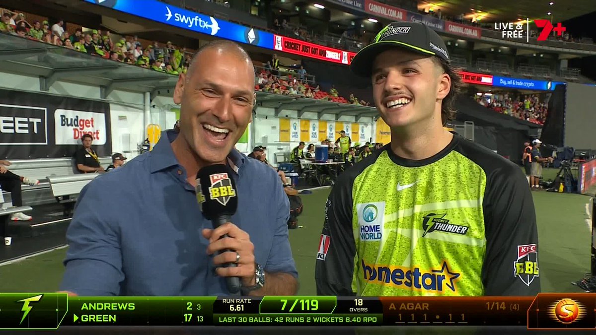 A rare Sam Konstas clip with no batting highlights to be found... Instead, it's some of his best Greek, boundary-side with Theo Doropoulos 😂🇬🇷 #BBL14
