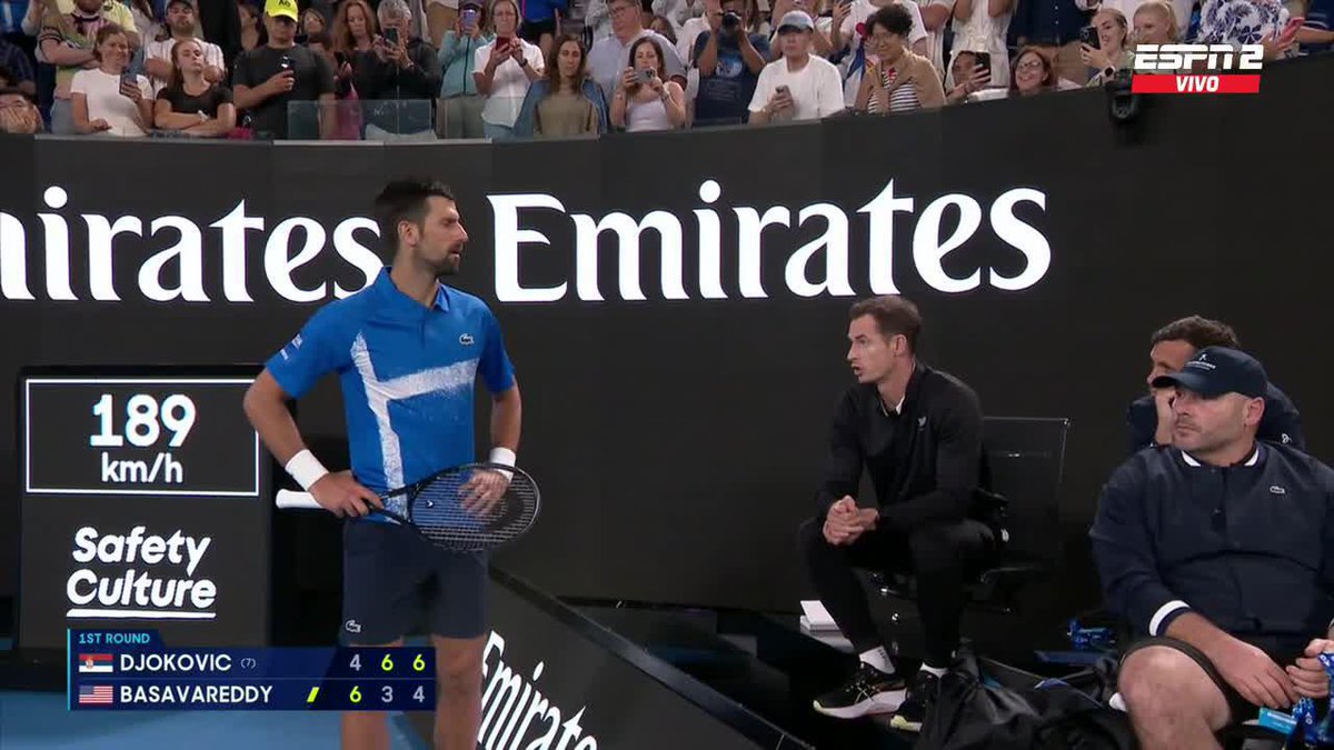 Quien pudiera ser mosca, para escabullirnos y escuchar esa conversación entre Djokovic y su coach, Andy Murray. 🪰👂 📺 Mirá el #AO2025 en #DisneyPlus.