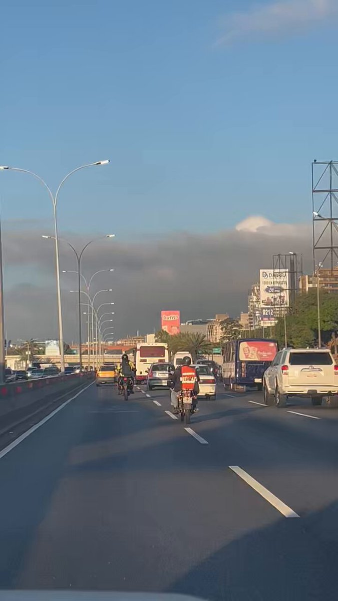 ¿Qué está pasando hoy en Caracas, Venezuela? El clima está divino. Estamos en Paz, la gente salió a trabajar normal, los niños al colegio y los estudiantes en sus universidades. Esta es Venezuela, trabajadora y de Paz!