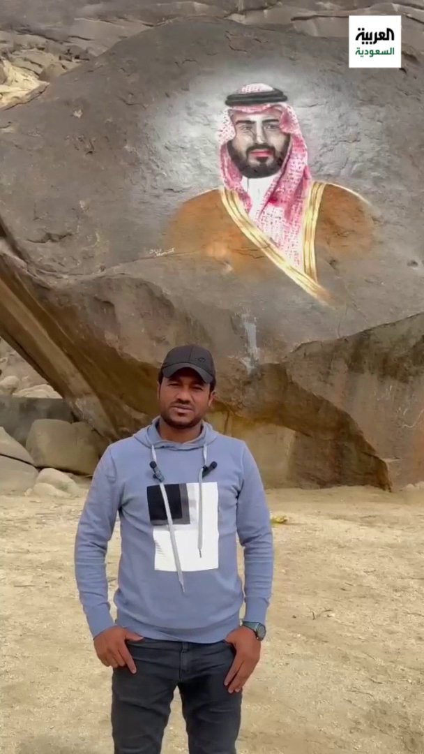 رسام من #اليمن يحول صخور جبلية في محافظة المخواة جنوب #السعودية إلى رسومات تشكيلية