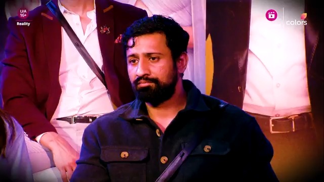 Ek taraf Rajat ki warnings aur dusri taraf Eisha ki chugliyaan. Kya jawaab denge yeh dono jab sawaal barsenge from media? 🔥 Dekhiye #BiggBoss18 ColorsTV aur #JioCinema par. #BB18 #BiggBoss18onJioCinema #BiggBoss Salman Khan Rajat Dalal Eisha Singh