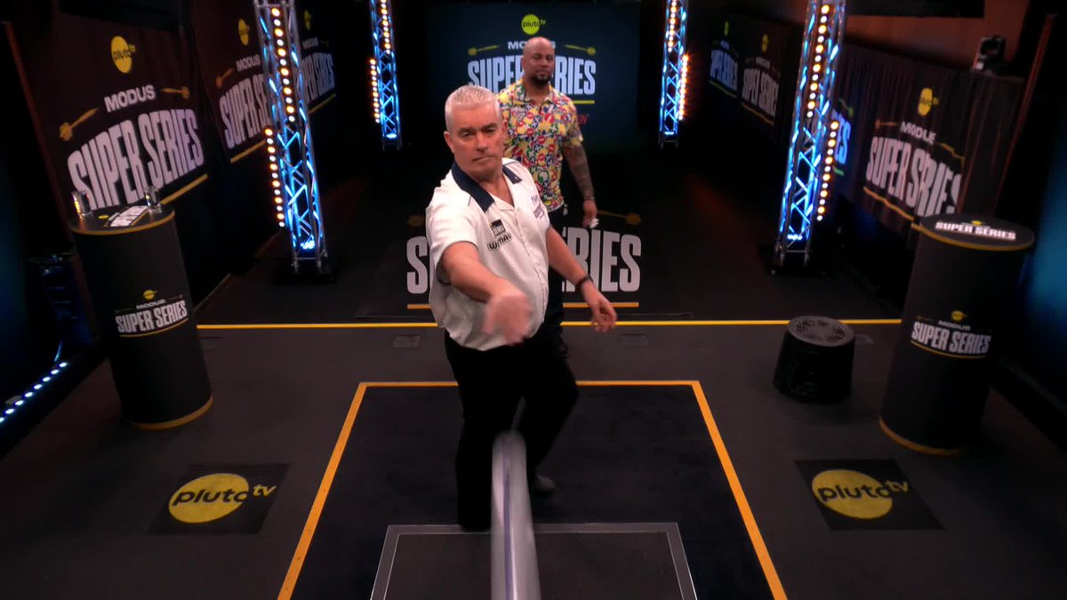 NOT AN IDEAL START TO THE MATCH!🤔🤔 Firstly they play rock paper scissors!😲 Then Beaton tries to make his debut day unforgettable by falling off the stage! 😆 GAME ON! 👀
