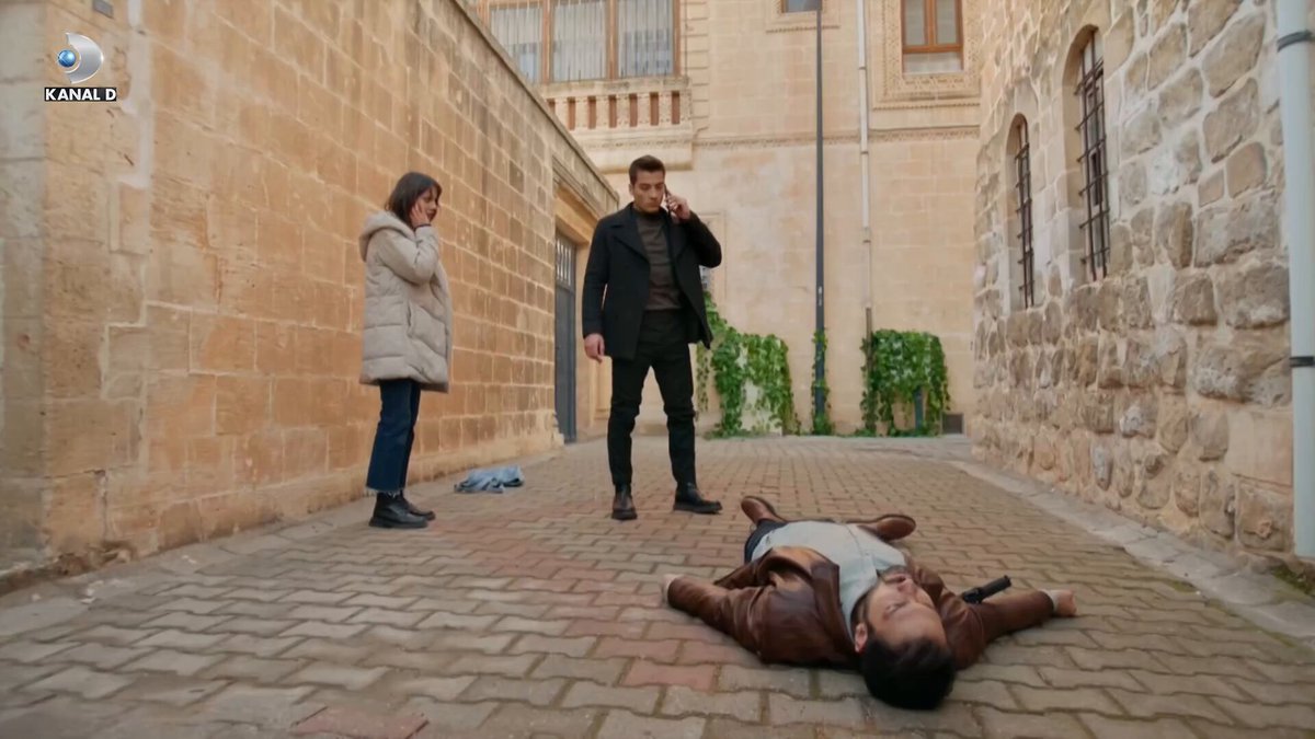 “Zerrin! Ben seni bu halde bırakıp kaçamam…” #UzakŞehir yeni bölümüyle #KanalD’de başladı. AyNA Yapım AY YAPIM Kanal D