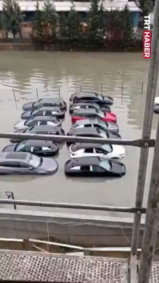 İstanbul Sarıyer'de yağış sonrası bir otopark göle döndü. Çok sayıda sıfır araç su içinde kaldı.