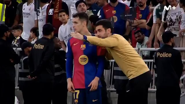 No sé que me pone más, si Casadó transmitiendo las órdenes al equipo o ver a Raphinha protegiendo al grupo para que el Madrid no se entere🫣