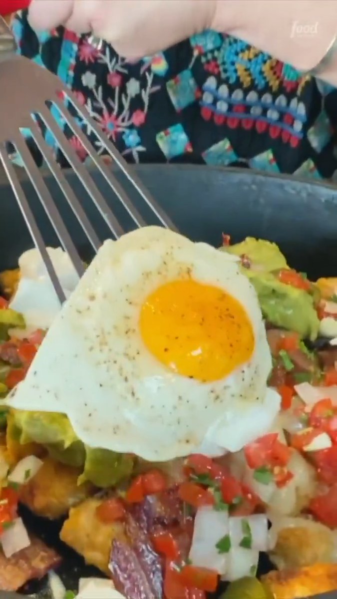 Tater tot NACHOS for breakfast?! This one is a game-changer, @ThePioneerWoman!! 👏👏 Watch Ree, tomorrow at 10a|9c and Actually HBO Max: #StreamOnMax Get the recipe for Breakfast Totchos Skillet: