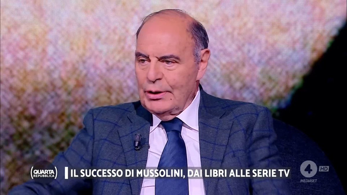 "Mussolini per 10 anni è stato l'uomo più popolare del mondo, è un fatto." #Vespa #quartarepubblica