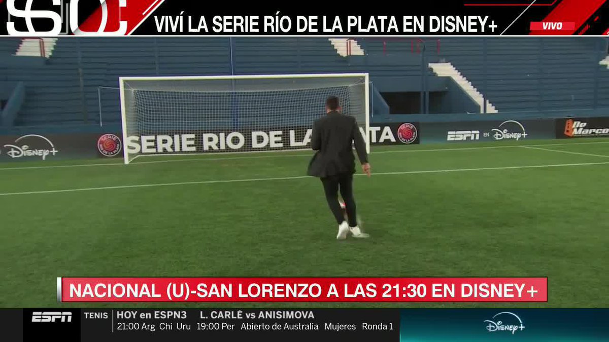 ¿A LO ABREU? Leandro Alves se animó a patear un penal en el Gran Parque Central. 📺 #SportsCenter | #DisneyPlus