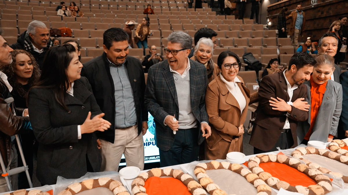 Para conservar nuestras tradiciones, hoy, con el Grupo Parlamentario, partimos una deliciosa rosca de Reyes elaborada por panaderos de Tejupilco. Ahora sólo queda ver a quién le tocan los tamales. La convivencia y el buen ánimo siempre deben acompañarnos. ¡Disfrutemos la vida!