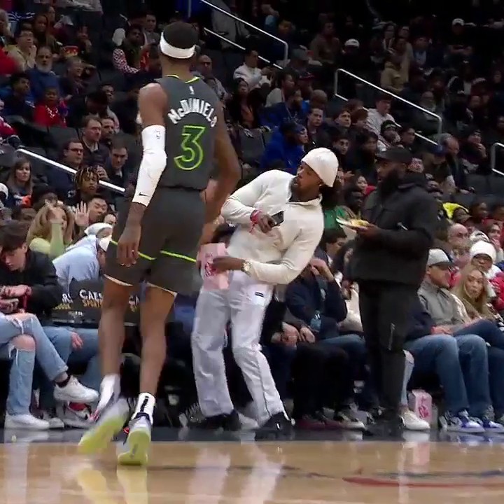 The awareness from this fan at the Wizards-Timberwolves game as he almost got hit with the basketball 😯