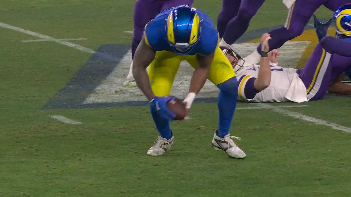 JARED VERSE SCOOP & SCORE OFF THE DARNOLD FUMBLE 😱 Hit the Superman dive into the end zone 😮 #MINvsLAR | ABC, ESPN, ESPN+