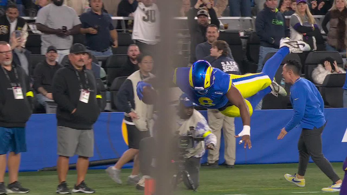 Jared Verse really nailed the Superman dive 🤩 #MINvsLAR | ABC, ESPN, ESPN+