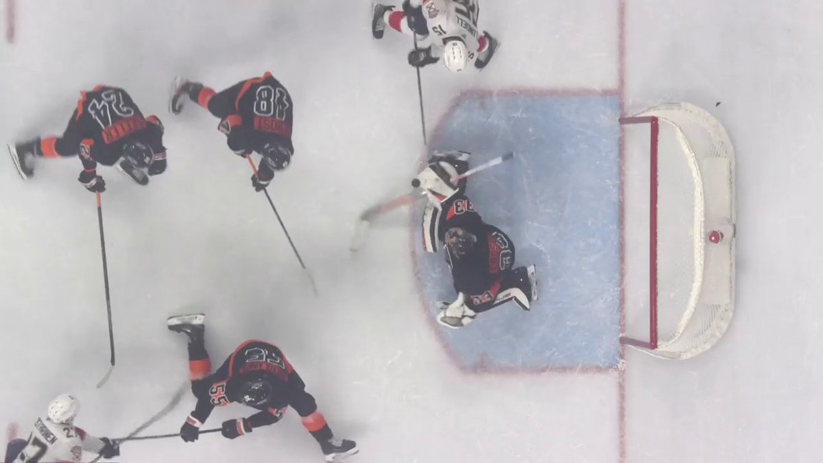 WHAT A SEQUENCE OF SAVES! 🤯 Samuel Ersson, oh my!