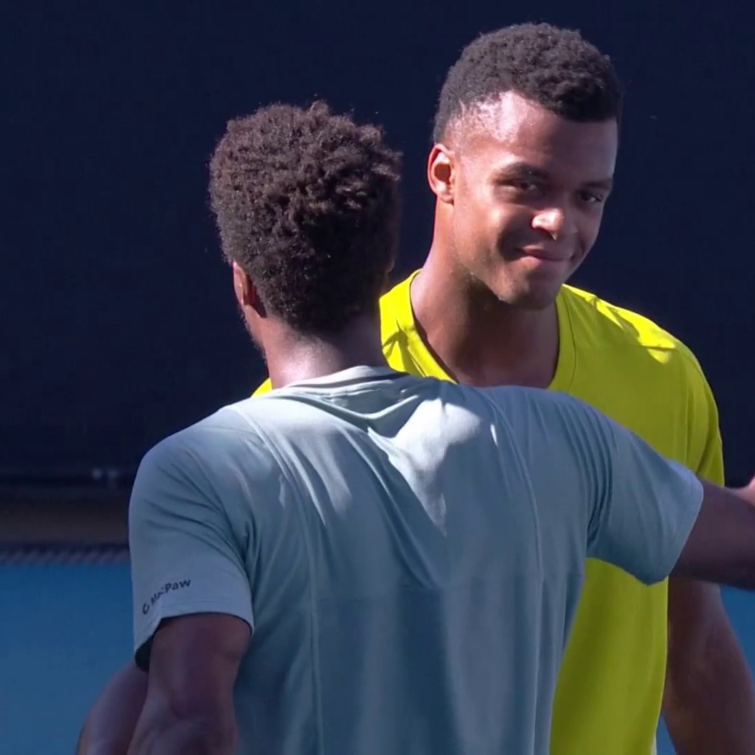 "Continue comme ça" : on aime cette belle accolade entre Monfils et Mpetshi Perricard 🫶 Suivez l'Open d'Australie en intégralité sur Eurosport et Max #AusOpen #HomeOfTennis