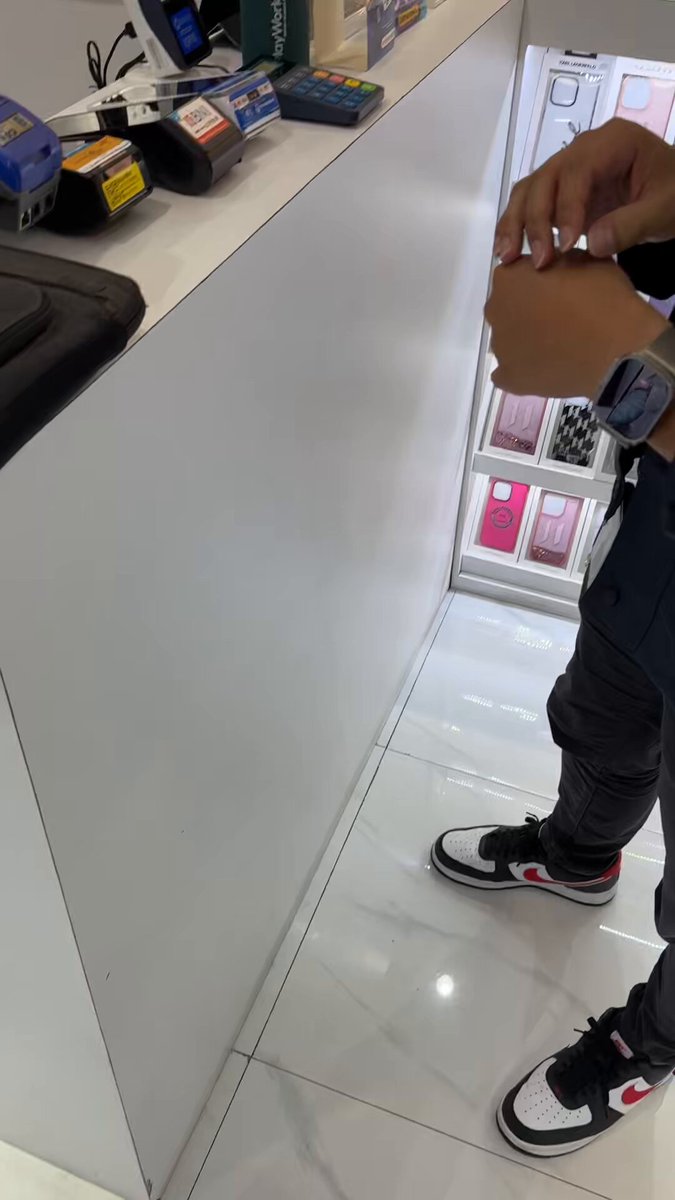 Lagi di Senayan City lalu lihat bapak-bapak bayar di PlayWorks pakai Apple Pay. Wih keren! 😵😍 Ga sampe 3 detik, ga perlu buka hape juga.