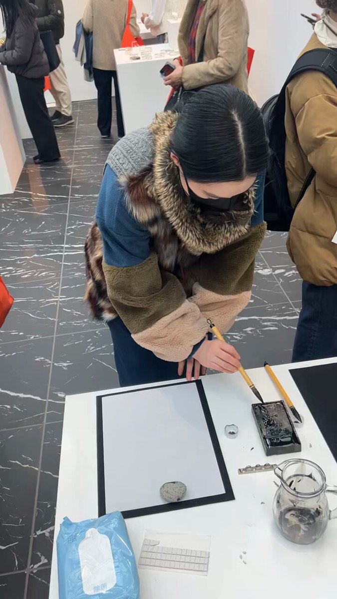 すすめられるがまま書をしたためる妻。 どんな状況にも対応できてうらやましい。