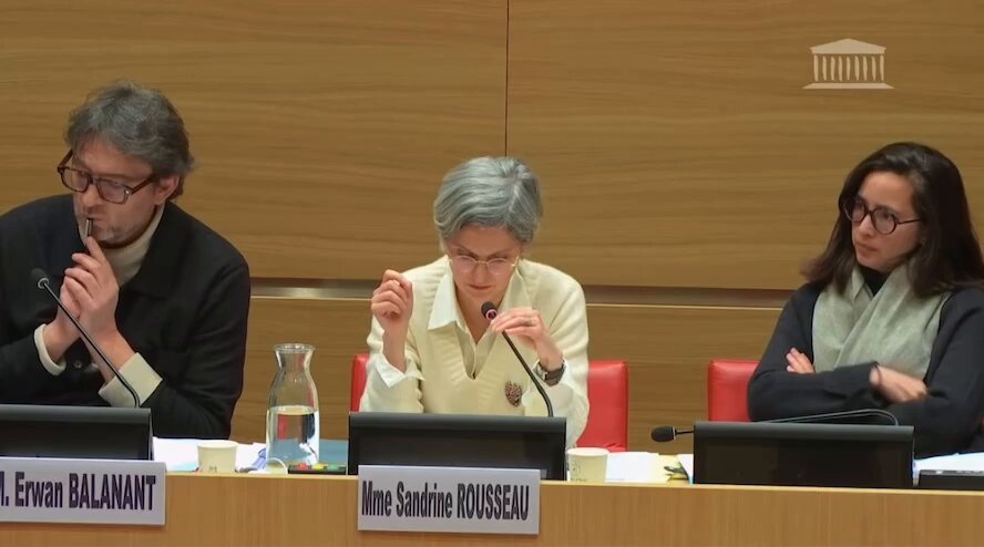 Hier, à l’Assemblée Nationale, Sandrine Rousseau a révélé avoir elle aussi été menacée de mort contre l’acteur de la Comédie-Française contre qui je suis en procédure judiciaire. Elle l’a par ailleurs croisé à la sortie de l’Assemblée Nationale. Il sera jugé en juin pour ces faits.