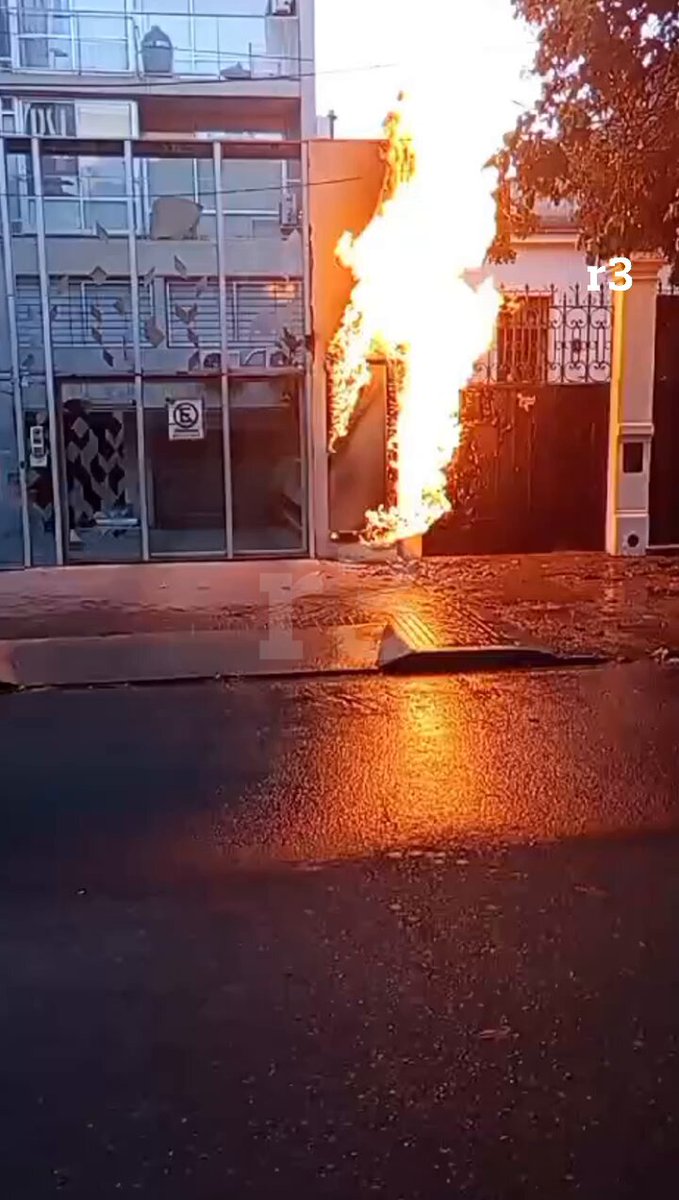 🔴#AHORA! INCENDIO: BOMBEROS TRABAJAN EN UNA PLANTA BAJA EN ALVEAR Y TUCUMÁN 🚒 Un incendio se desató en la planta baja de un edificio ubicado en la esquina de Alvear y Tucumán, Rosario. 🧯 Bomberos Voluntarios trabajan intensamente para controlar las llamas. #rosario3