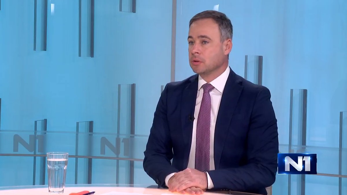 "Opozicija ne želi da u ovom trenutku 'kontaminira' protest, odnosno da se stvori utisak da opozicija želi da iskoriti bunt studenata. Mi izlazimo na svake proteste, pružamo podršku studentima i imamo isti cilj, a to je da država počne da funkcioniše", kaže za N1 Miroslav Aleksić, narodni poslanik i lider Narodnog pokreta Srbije. A to se, dodaje, ne može desiti bez pada ovog režima koji je, kako kaže, uzurpirao državu.
