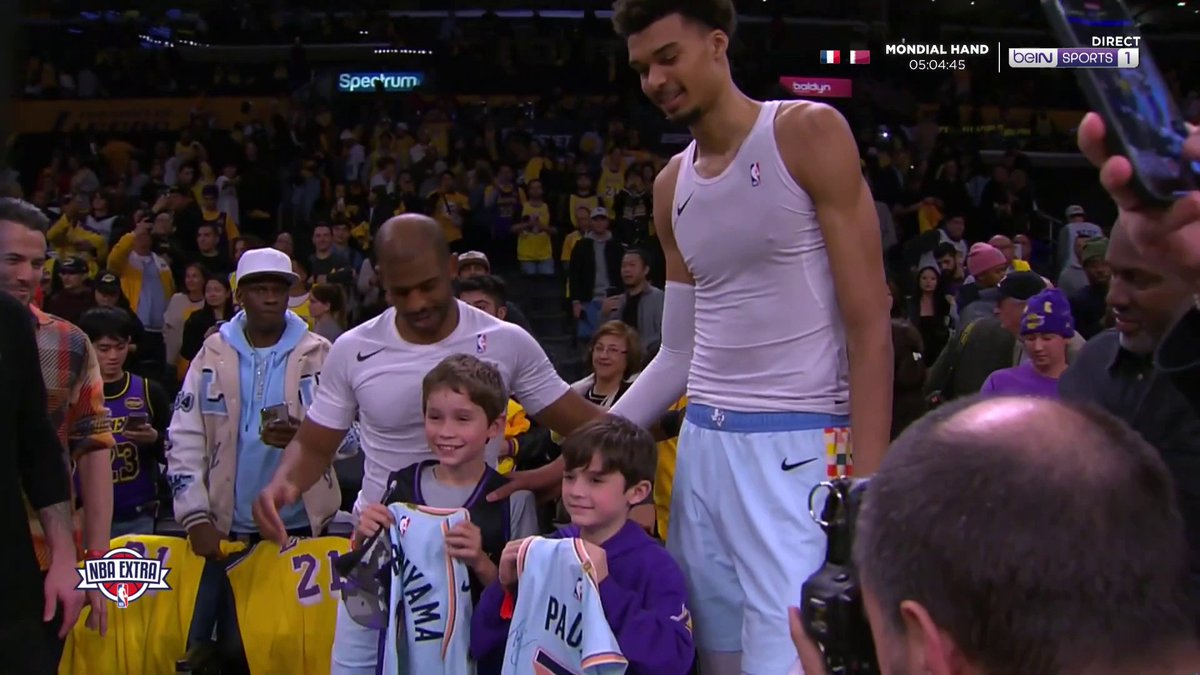🏀 #NBAextra 🎁 Victor Wembanyama et Chris Paul ont offert leur maillot aux fils de J. J. Redick à la fin du match !