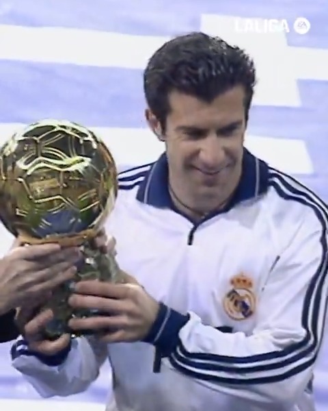 🏅⚽ Oro de 𝗠𝗨𝗖𝗛𝗢𝗦 𝗤𝗨𝗜𝗟𝗔𝗧𝗘𝗦. 🤍🔙 #TalDíaComoHoy en el año 2⃣0⃣0⃣1⃣, Luís Figo recibía el #BallonDOr en el Santiago Bernabéu ante su afición. #LALIGAHistory | #LALIGAEASPORTS