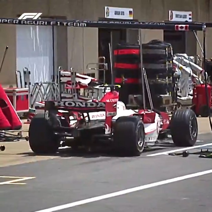 Imagine pitting and nobody's there to service the car 💔 Anthony Davidson was left waiting when the Super Aguri were late to spot him in the pits back in 2007! #F1