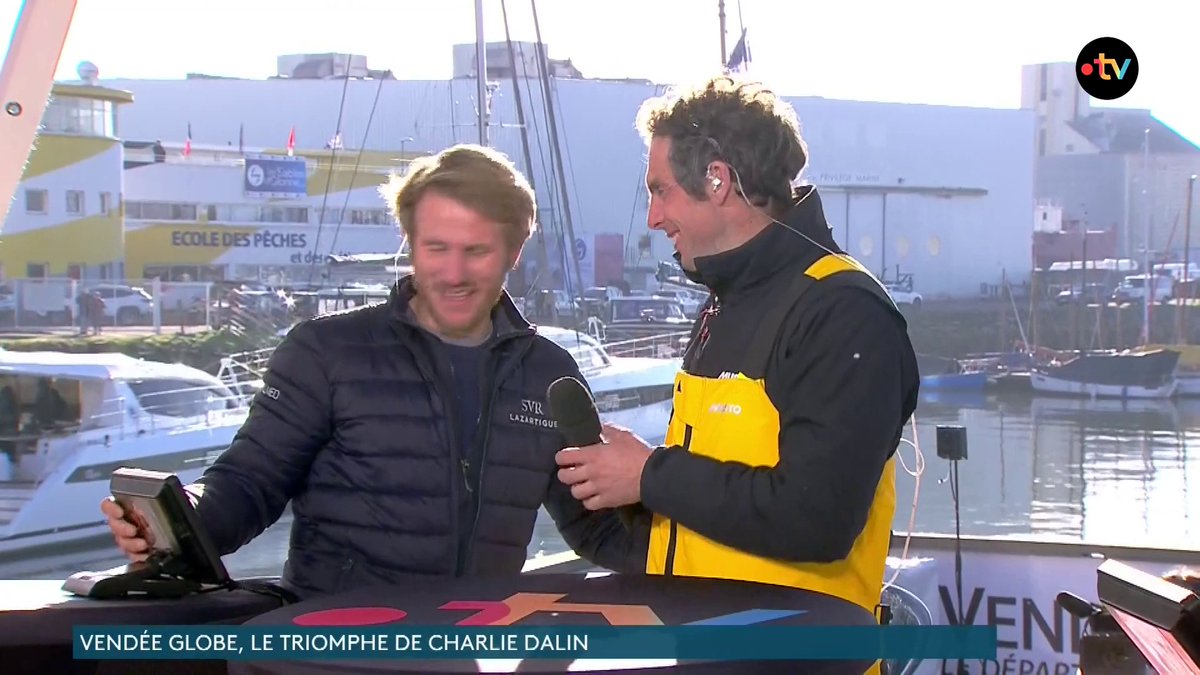 #VendeeGlobe | 🤩 Charlie Dalin accueilli comme il se doit par François Gabart et Michel Desjoyeaux sur notre plateau ! Le skipper rejoint le cercle très fermé des vainqueurs du Vendée Globe 💫 👉 Suivez le direct :