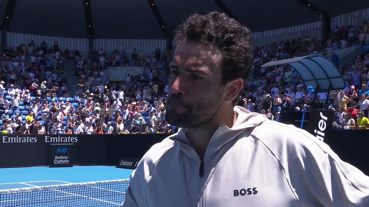 Matteo Berrettini 🇮🇹 questa notte ha pensato ai suoi tifosi italiani e ha scritto sulla telecamera "ora potete andare a dormire" 😂😴