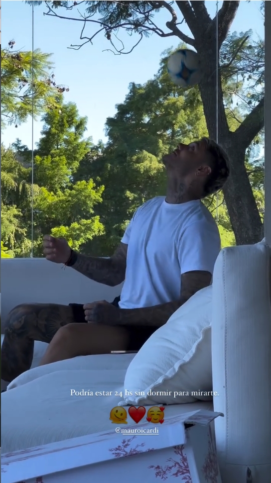 ⚽💛❤️ Mauro Icardi kafasıyla top sektiriyor.