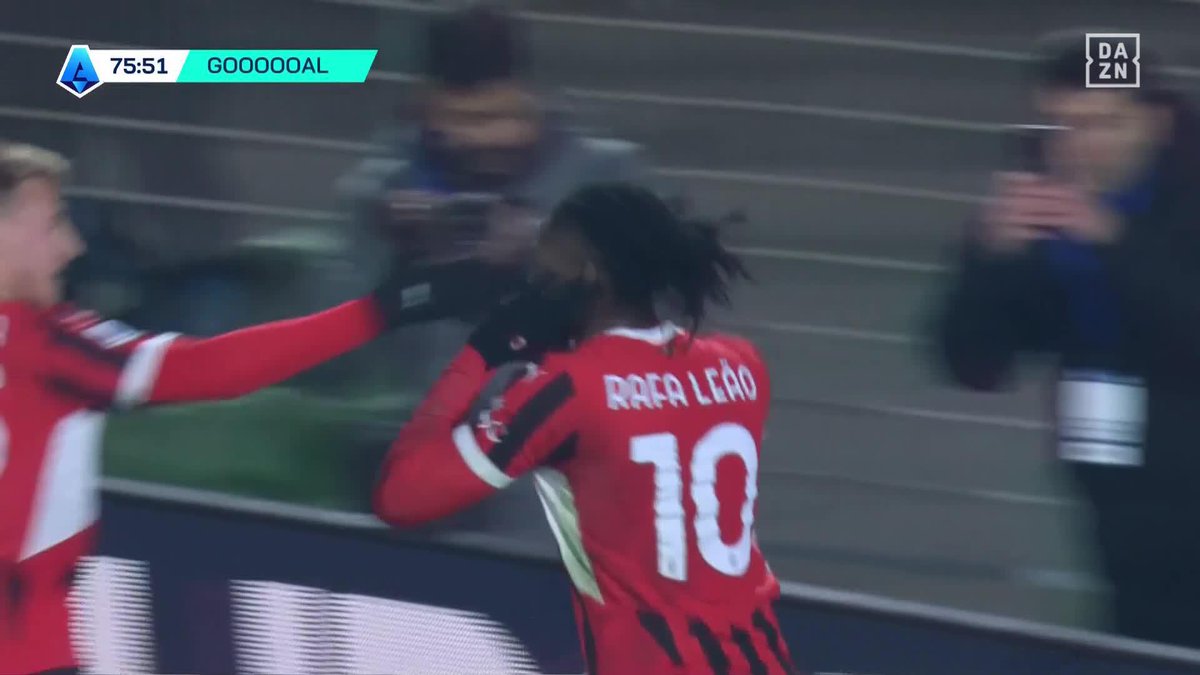 El gol de la victoria del Milán ante el Como de Cesc Fabregas. 🏄♀️ Obra de Rafa Leao, que remata mientras se parte de risa. AURA.