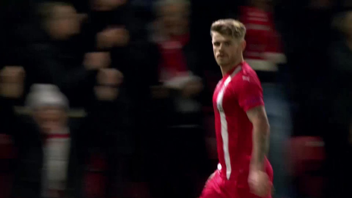 Charlie Kelman with a true strikers finish for Leyton Orient FC 🔴 #EmiratesFACup