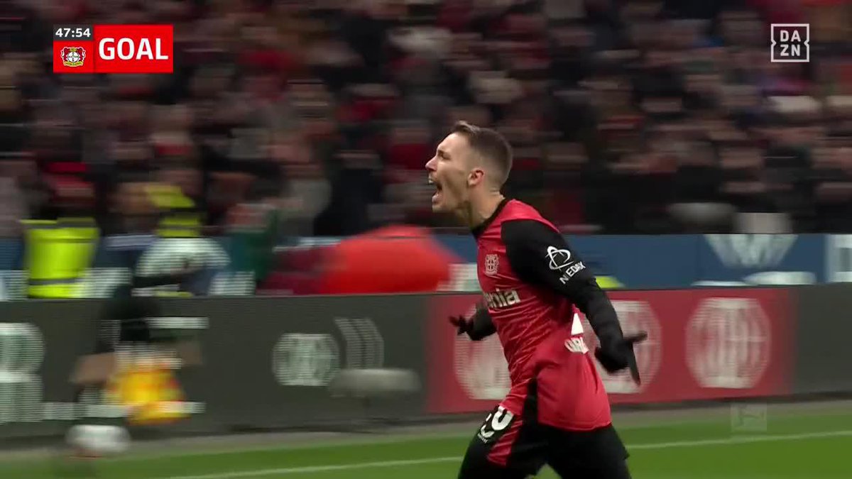 TIENE UN GUANTE EN EL PIE Menudo golazo de falta de Álex Grimaldo 🔥 #BundesligaEnDAZN 🇩🇪