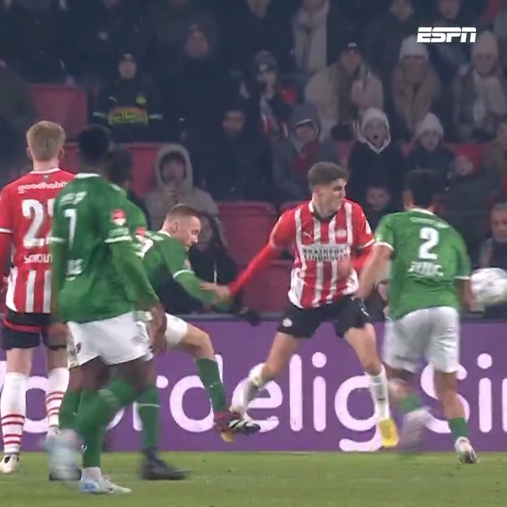 𝙊𝙉𝙂𝙀𝙇𝙊𝙊𝙁 bij PSV na 2️⃣ niet gegeven strafschoppen ❌ #PSVEXC