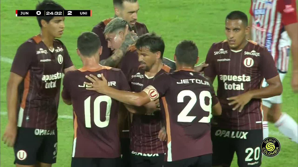 ¡OTRO GOLAZO PARA UNIVERSITARIO! Gabriel Costa remató desde fuera del área y marcó el 2-0 sobre Junior. 😳🔥